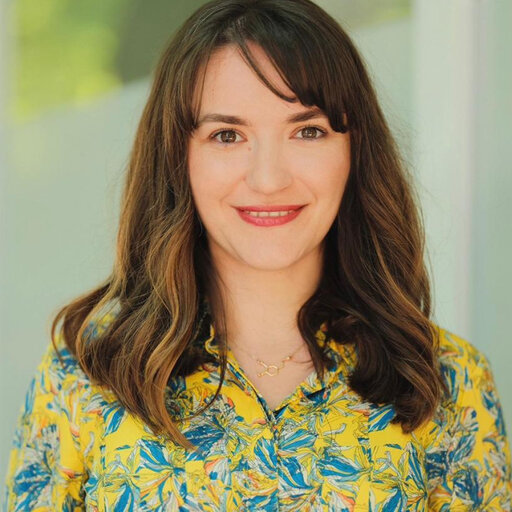 Photo of Cansu, a Turkish woman wearing a yellow shirt.